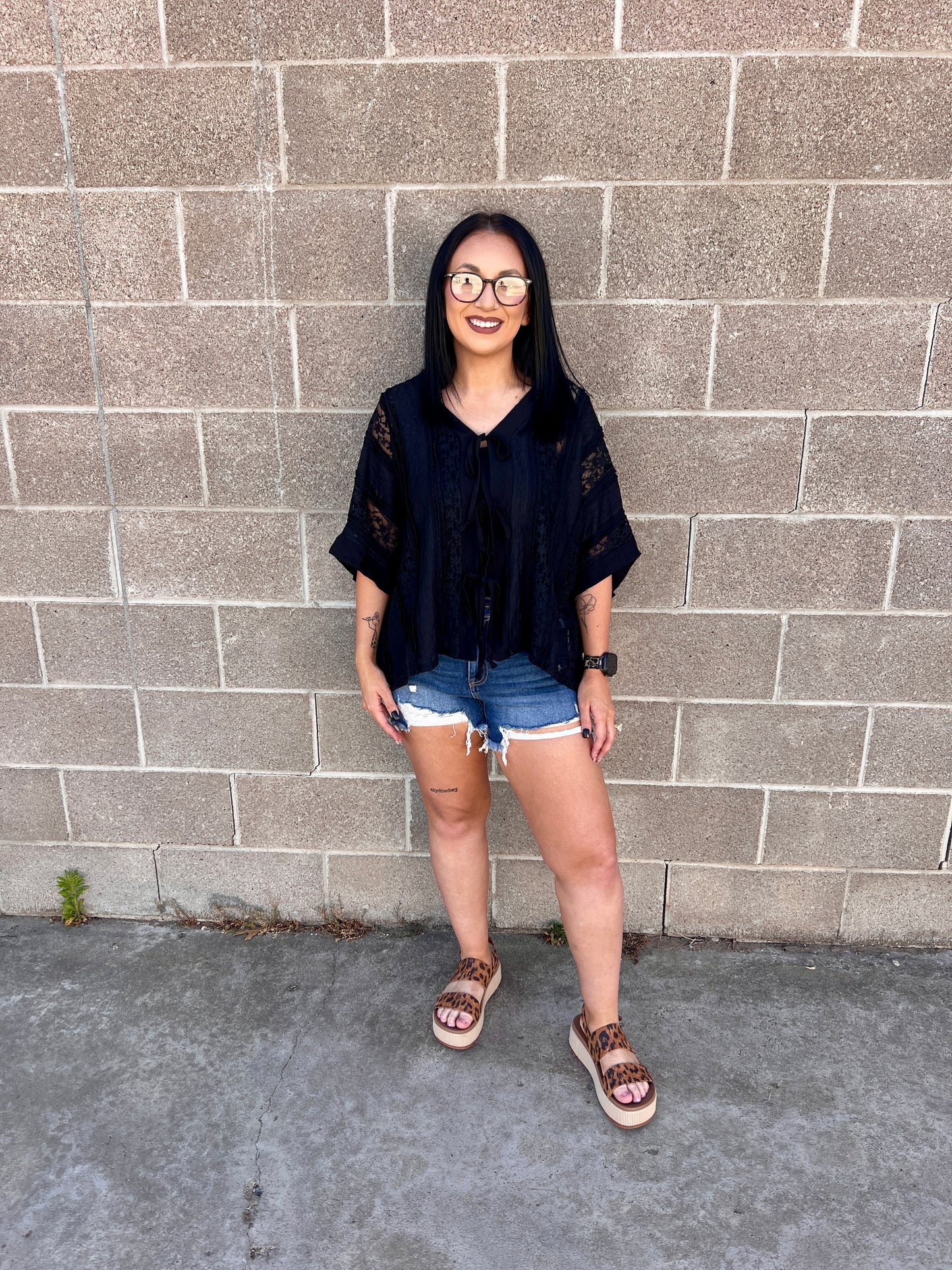 MEDIUM WASH DENIM SHORTS
