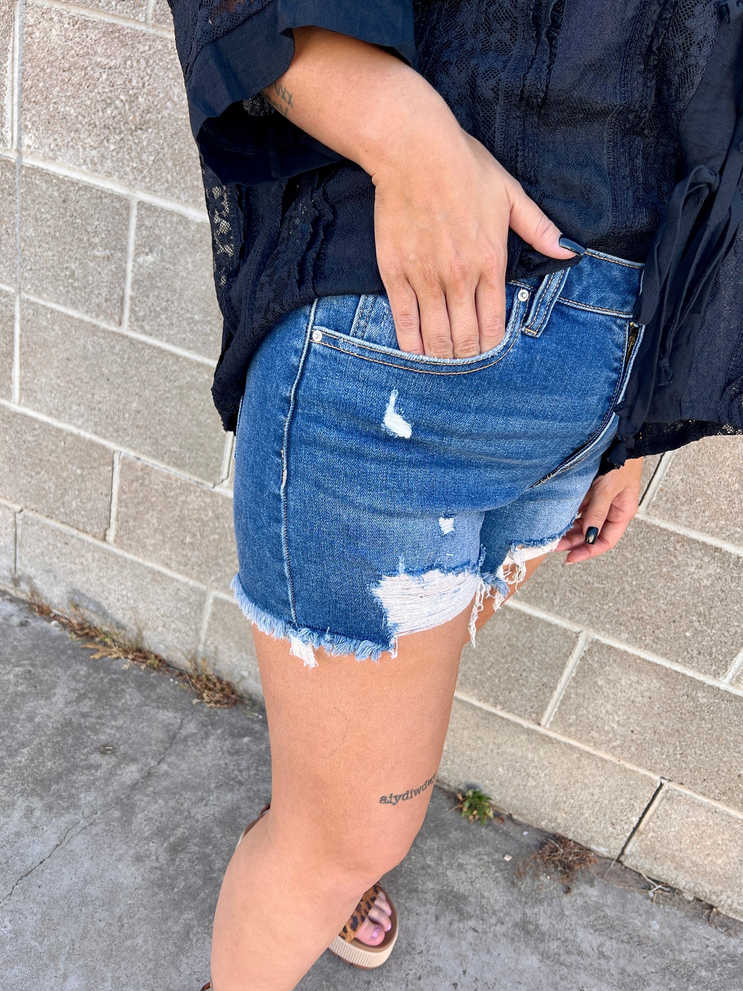 MEDIUM WASH DENIM SHORTS