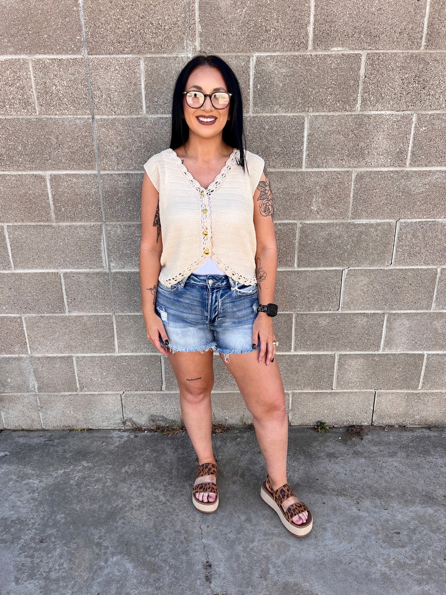 LIGHT WASH DENIM SHORTS